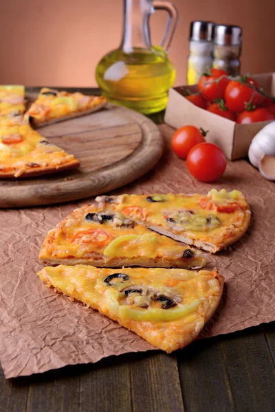 Lezzetli pizza üzerinde tablo yakın çekim — Stok fotoğraf