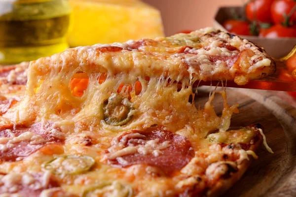Pizza saborosa na mesa close-up — Fotografia de Stock