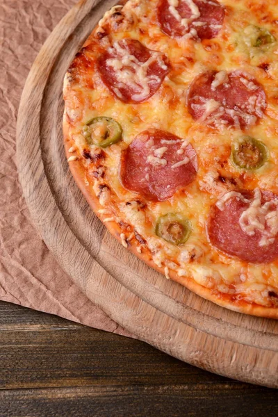 Sabrosa pizza en primer plano de la mesa — Foto de Stock