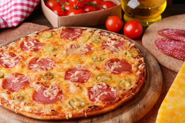 Ízletes pizza a közeli táblázat — Stock Fotó
