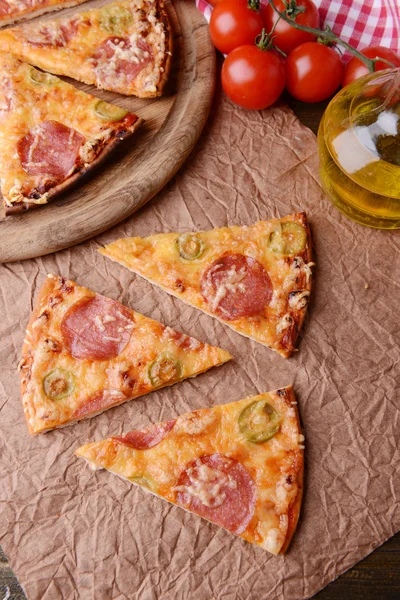 Pizza savoureuse sur table close-up — Photo