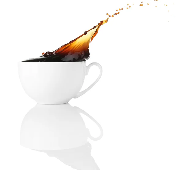 Kopje koffie met splash, geïsoleerd op wit — Stockfoto