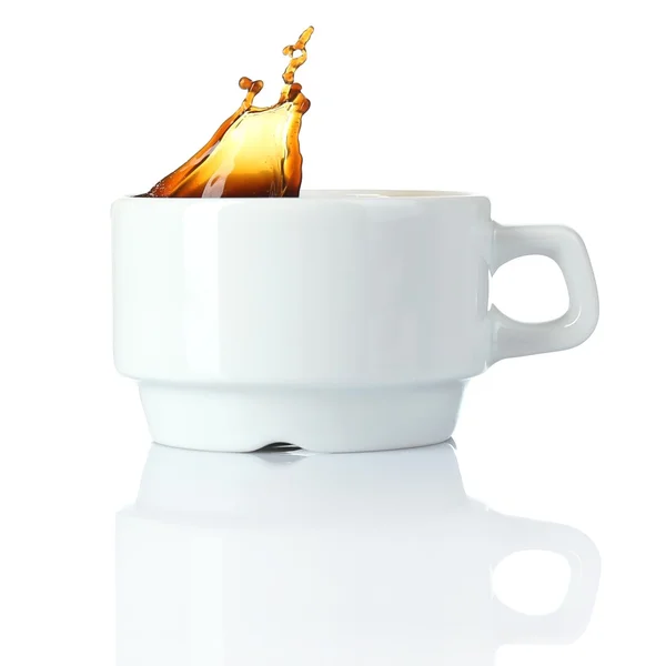 Filiżanka kawy z splash, na białym tle — Zdjęcie stockowe