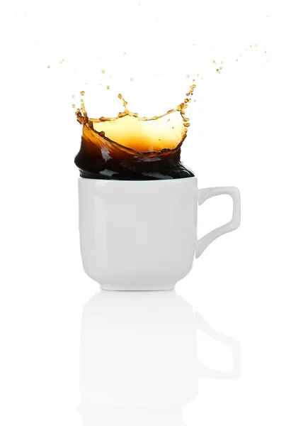 Tazza di caffè con spruzzata, isolata su bianco — Foto Stock