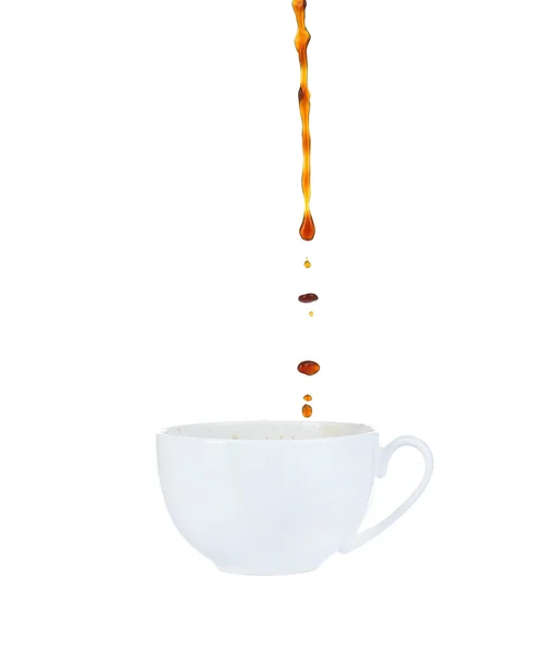 Vierta el café en la taza, aislado en blanco — Foto de Stock