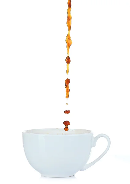 Nalijte kávu do šálku, izolované na bílém — Stock fotografie