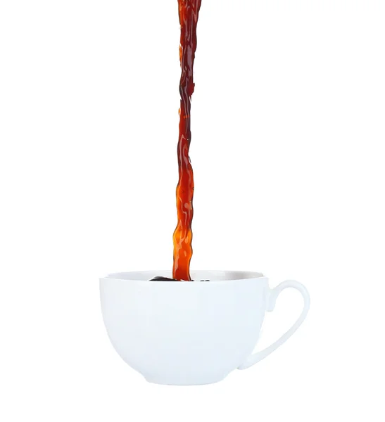 Häll kaffe i kopp, isolerad på vit — Stockfoto