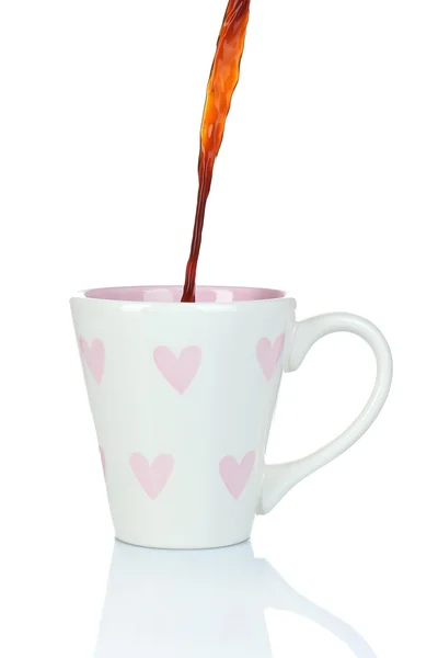 Despeje café em xícara, isolado em branco — Fotografia de Stock