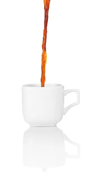 Despeje café em xícara, isolado em branco — Fotografia de Stock