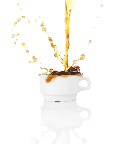 Налейте кофе в чашку, изолированные на белом — стоковое фото