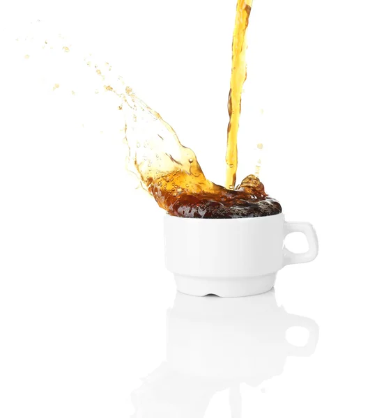 Vierta el café en la taza, aislado en blanco — Foto de Stock