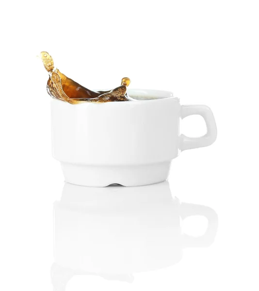 Чашка кави зі сплеском, ізольована на білому — стокове фото