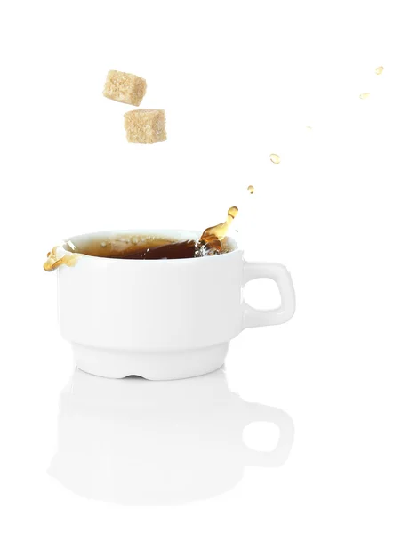 Ceașcă de cafea cu stropire, izolată pe alb — Fotografie, imagine de stoc