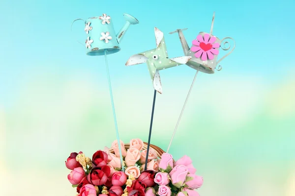 Kovové dekorace pro květiny a kytice na přírodní pozadí — Stock fotografie
