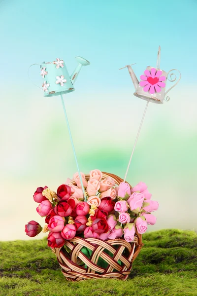 Металлическое украшение для цветов и букета в корзине на естественном фоне — стоковое фото
