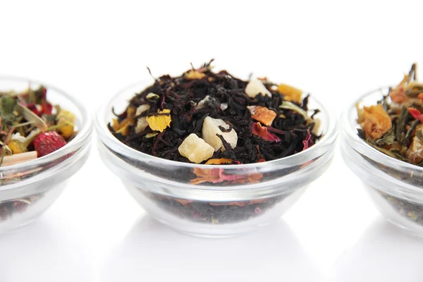 Diferentes tipos de té seco en tazones aislados en blanco — Foto de Stock