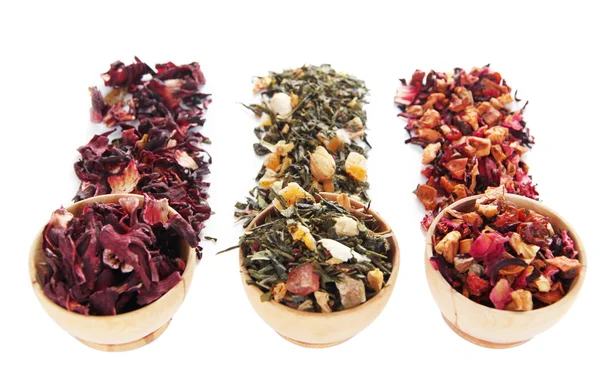 Verschiedene Arten von trockenem Tee in Schalen isoliert auf weiß — Stockfoto