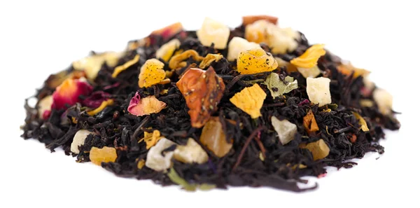 Heap of dry black tea isolated on white — Stock Photo, Image