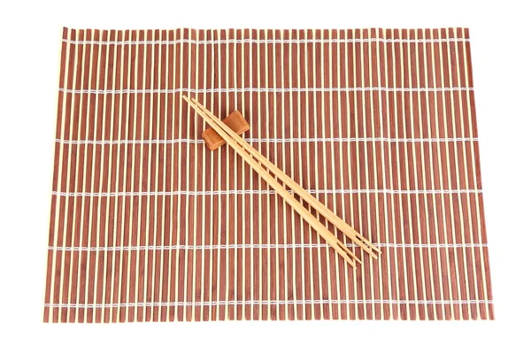 Beyaz arka plan üzerinde izole bambu hasır üzerinde çubuklar — Stok fotoğraf