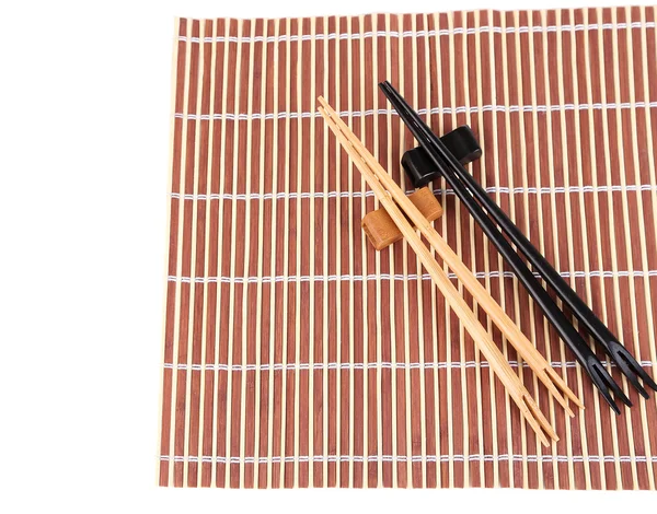 在竹凉席、 孤立在白色背景上的筷子 — 图库照片