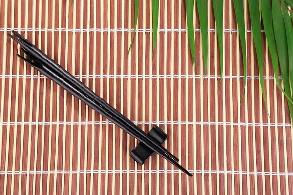 Chopsticks no fundo da esteira de bambu — Fotografia de Stock