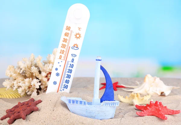 Θερμόμετρο στην άμμο σε φωτεινό φόντο — Φωτογραφία Αρχείου