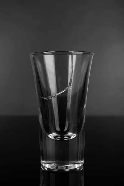 Gebroken glas op grijze achtergrond — Stockfoto