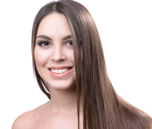 Belle jeune femme aux cheveux longs isolé sur blanc — Photo