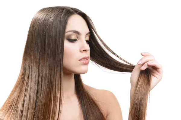 Hermosa joven con el pelo largo aislado en blanco — Foto de Stock