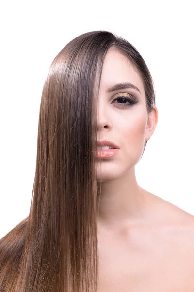 Belle jeune femme aux cheveux longs isolé sur blanc — Photo