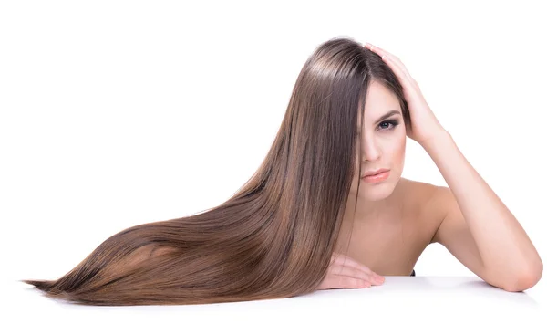 Bella giovane donna con i capelli lunghi isolati su bianco — Foto Stock