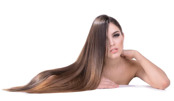 Bella giovane donna con i capelli lunghi isolati su bianco — Foto Stock