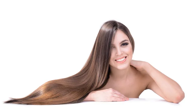 Bella giovane donna con i capelli lunghi isolati su bianco — Foto Stock