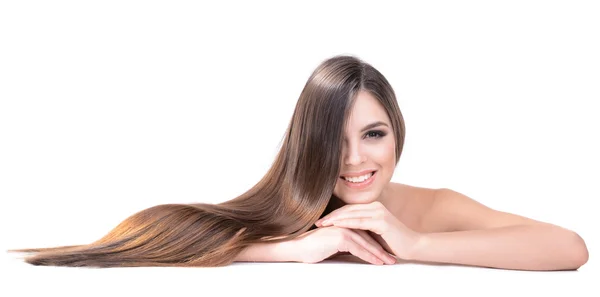 Bella giovane donna con i capelli lunghi isolati su bianco — Foto Stock