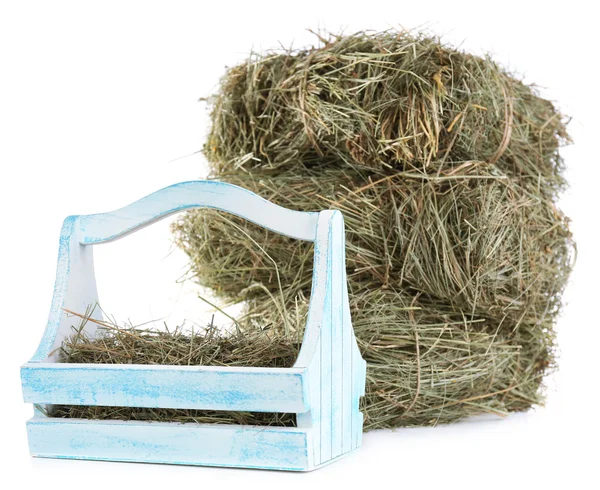 Heno en cesta de madera, aislado en blanco —  Fotos de Stock