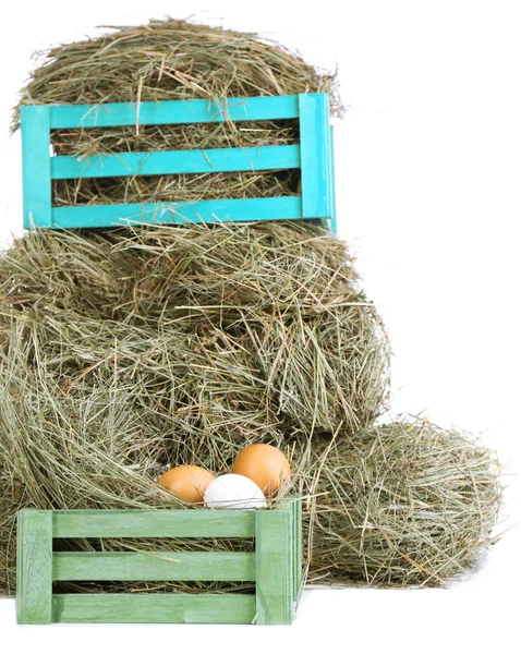 Heu in Holzkiste mit Eiern, isoliert auf weiß — Stockfoto