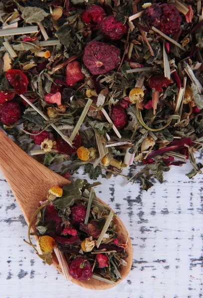 Aromatiska torr te på trä bakgrund — Stockfoto