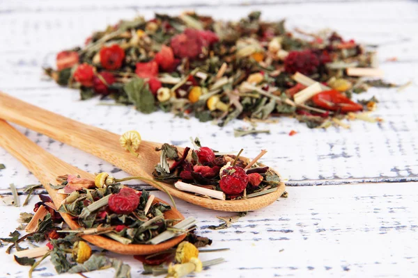 Aromatischer trockener Tee auf Holzgrund — Stockfoto