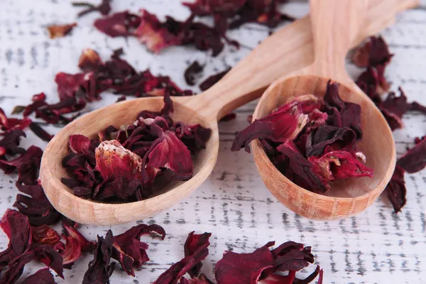 Tè aromatico secco in cucchiai su fondo di legno — Foto Stock