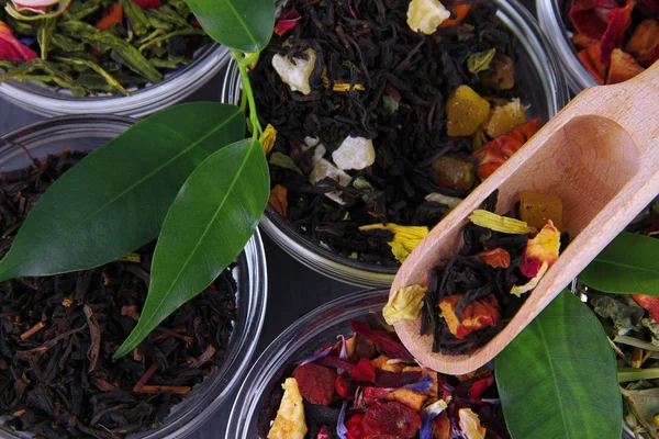 Aromatiska torr te i skålar på nära håll — Stockfoto