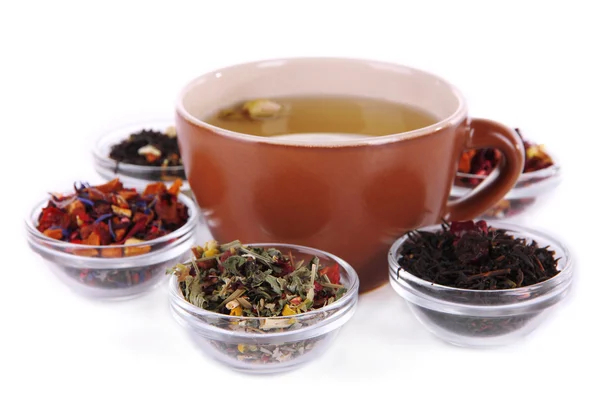 Tasse Tee mit aromatischem, trockenem Tee in Schalen isoliert auf weiß — Stockfoto