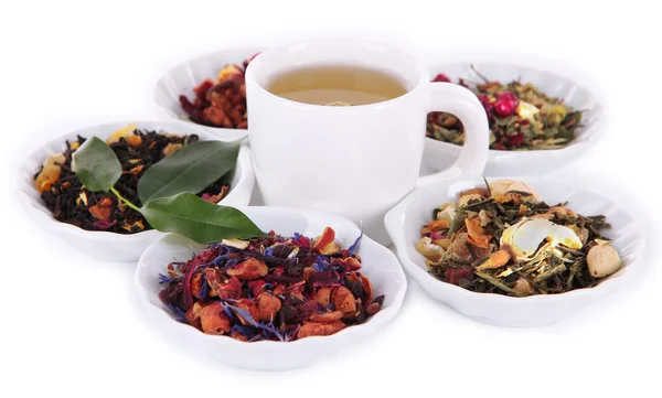 Taza de té con té seco aromático en tazones aislados en blanco — Foto de Stock