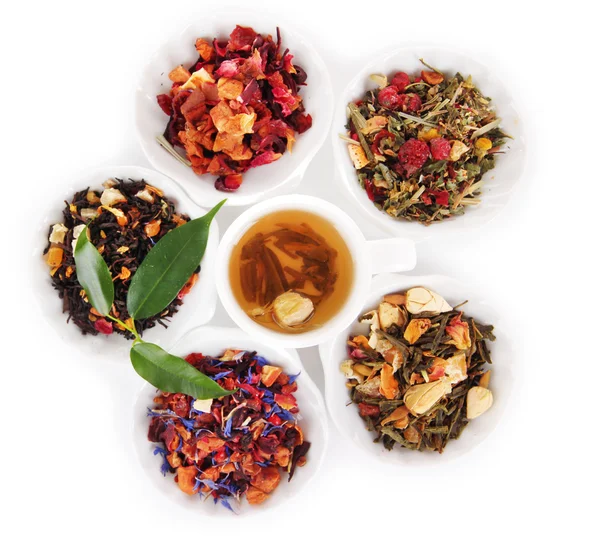 Kopje thee met aromatische droge thee in kommen geïsoleerd op wit — Stockfoto