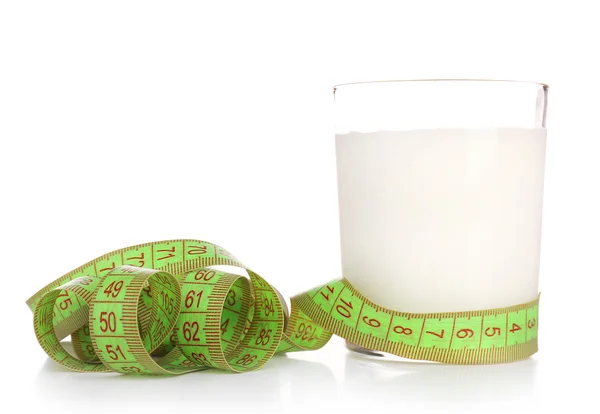 Szklanka mleka z Miara zwijana na białym tle — Zdjęcie stockowe
