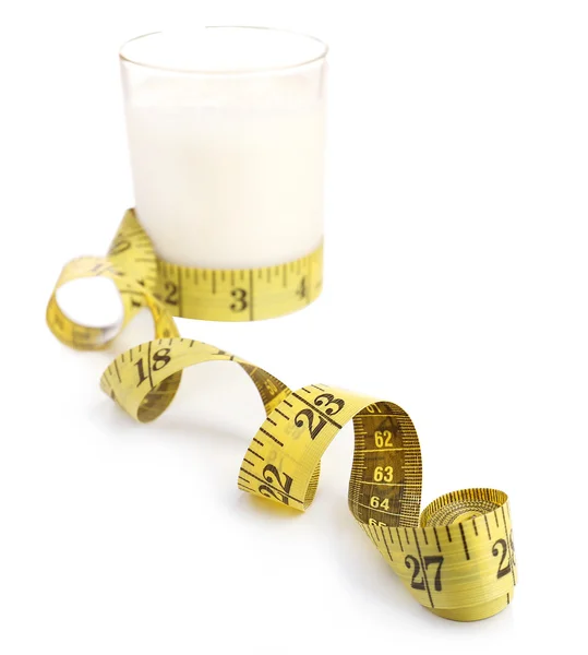 Vaso de leche con cinta métrica aislada en blanco —  Fotos de Stock