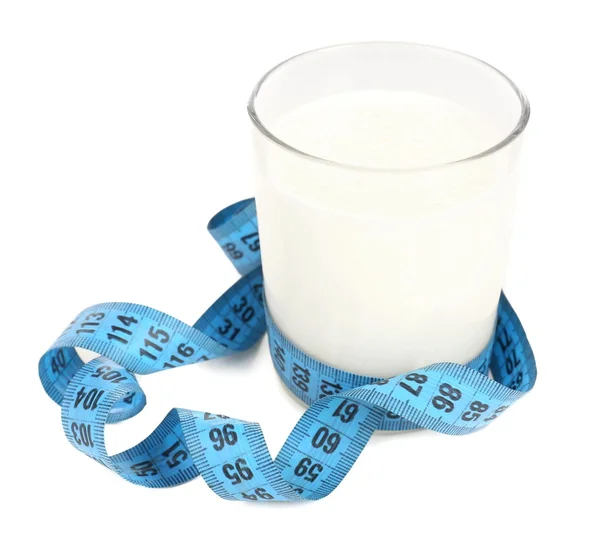 Vaso de leche con cinta métrica aislada en blanco — Foto de Stock