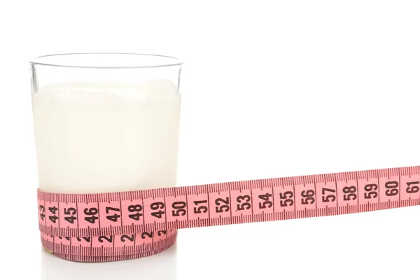 Vaso de leche con cinta métrica aislada en blanco —  Fotos de Stock