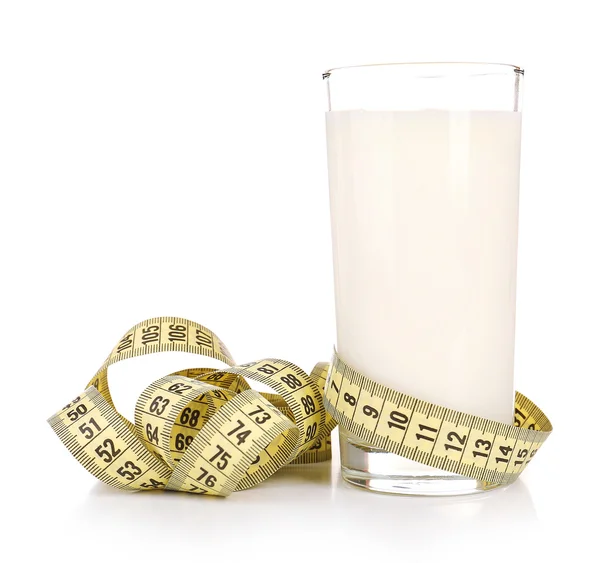 杯牛奶用卷尺上白色孤立 — 图库照片