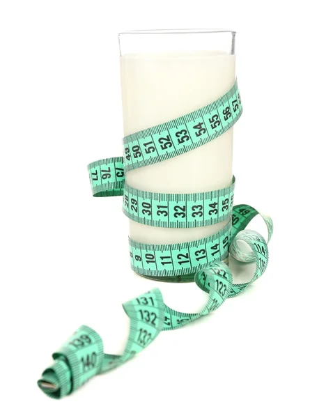 杯牛奶用卷尺上白色孤立 — 图库照片