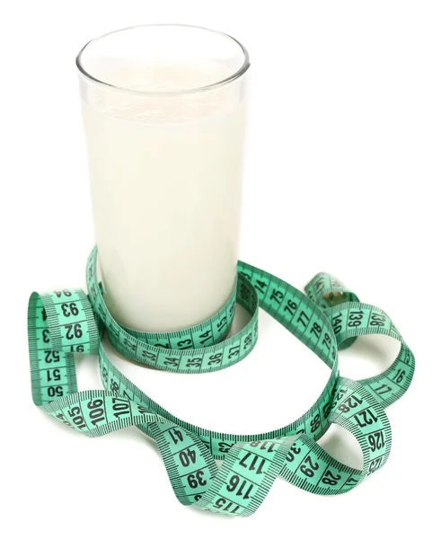 Verre de lait avec ruban à mesurer isolé sur blanc — Photo